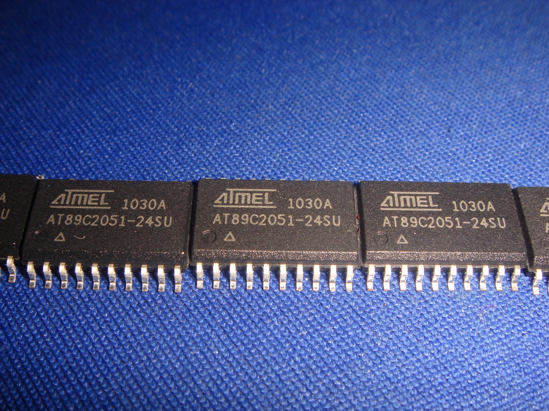 AT89C2051-24SU SOP20 IC-Mikroregler-nagelneue Vorlage Chip integrierter Schaltung unbenutzt